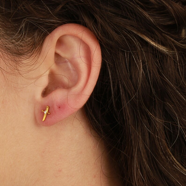 Sword Earrings Internally Threaded Titanium Flat Back Studs, 16G 18G Titanium Earrings, Tragus Forward Helix Labret Studs TI-FB-swd-021 bild 3