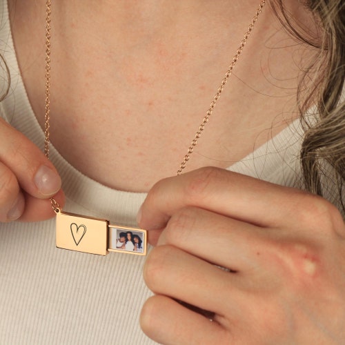 Personalized  Photo Locket Necklace Gold, Heart Engraved Locket With Photo, Custom Picture Pendant, Birthday Day Gift for Her, Mom, Daughter