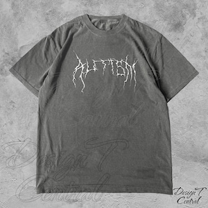 Puede incluir: Una camiseta gris con un gráfico blanco de la palabra "AUTISMO" en una fuente irregular, similar al metal.