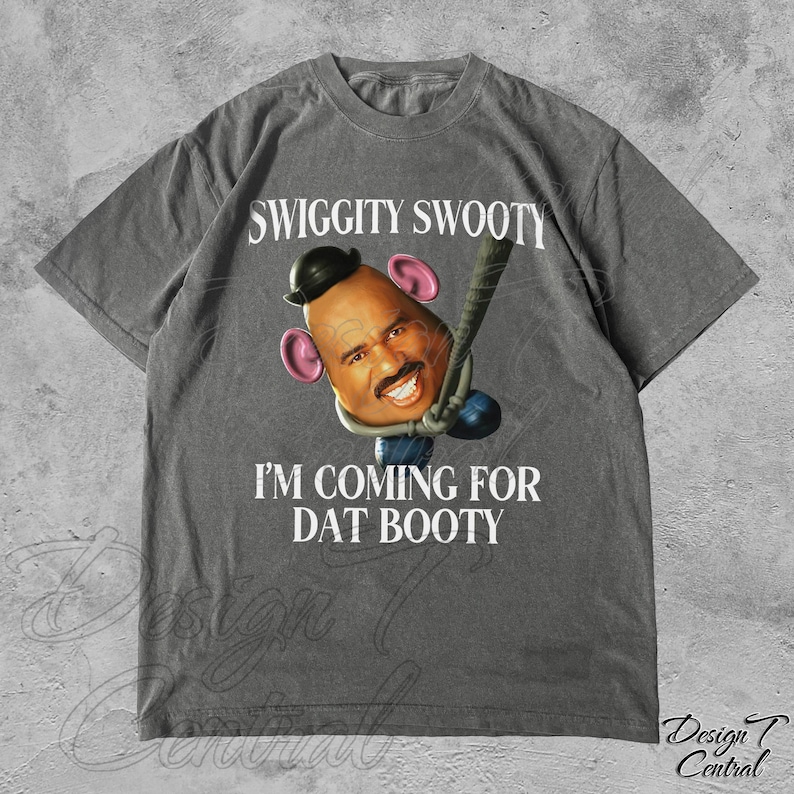Puede incluir: Una camiseta gris con una imagen de dibujos animados de un personaje de la pel&iacute;cula Toy Story. El personaje es el Sr. Cara de Papa con la cara de una celebridad. El texto en la camiseta dice "Swiggitty Swooty I'm Coming For Dat Booty".
