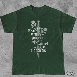 以下が含まれることがあります： 白いグラフィックが特徴の濃い緑色のTシャツ。剣、バラ、そして「Thou may ingest a satchel of richards」というテキストが描かれています。Tシャツはクルーネックと半袖です。デザインはシャツの前面の中央に配置されています。