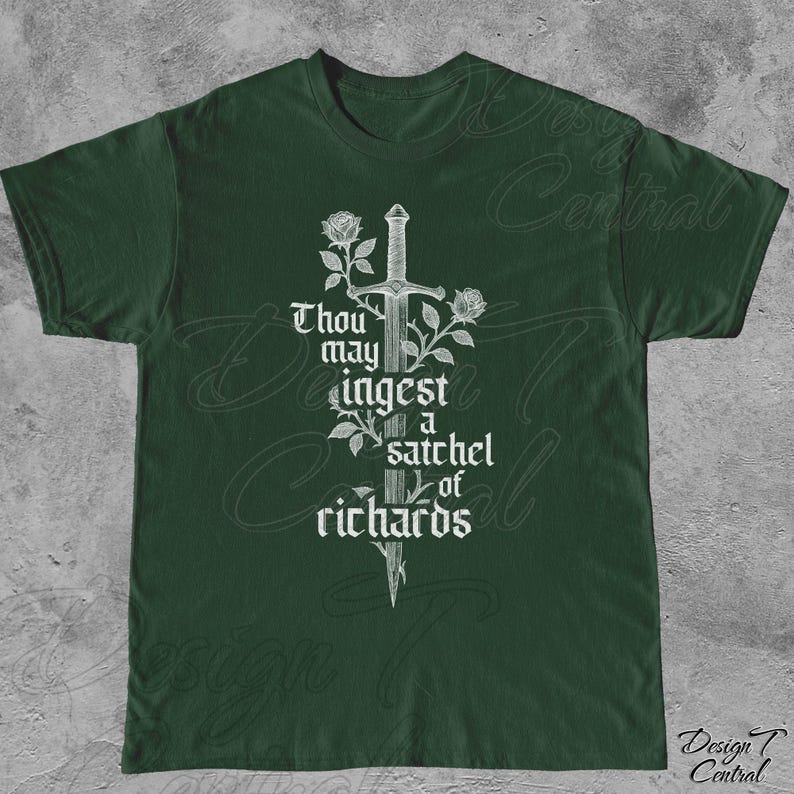 以下が含まれることがあります： 白いグラフィックが特徴の濃い緑色のTシャツ。剣、バラ、そして「Thou may ingest a satchel of richards」というテキストが描かれています。Tシャツはクルーネックと半袖です。デザインはシャツの前面の中央に配置されています。