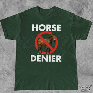 Peut inclure: T-shirt vert fonc&eacute; avec l'inscription blanche &laquo; HORSE DENIER &raquo;. Un cheval brun est &agrave; l'int&eacute;rieur d'un cercle rouge barr&eacute; d'une ligne rouge. Le t-shirt est &agrave; col rond.