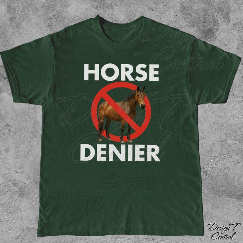 Peut inclure: T-shirt vert fonc&eacute; avec l'inscription blanche &laquo; HORSE DENIER &raquo;. Un cheval brun est &agrave; l'int&eacute;rieur d'un cercle rouge barr&eacute; d'une ligne rouge. Le t-shirt est &agrave; col rond.
