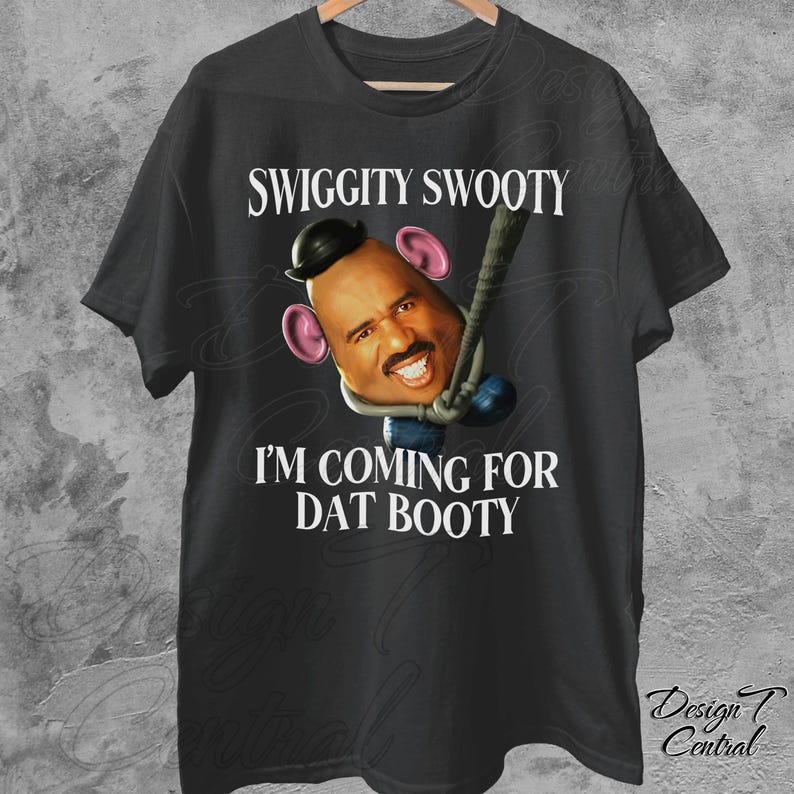 Puede incluir: Una camiseta negra con una imagen de dibujos animados de un hombre con una oreja morada y el texto "Swiggitty Swooty I'm Coming For Dat Booty".
