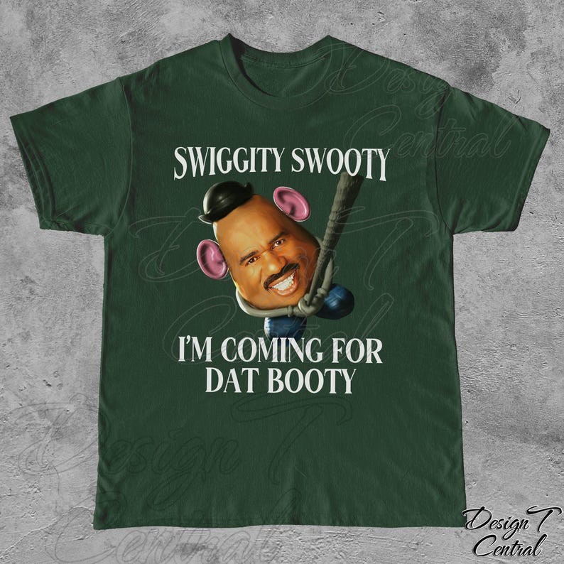 Puede incluir: Una camiseta verde oscuro con una imagen de dibujos animados de un personaje con un sombrero marr&oacute;n y un bigote. El texto "Swiggitty Swoooty I'm Coming For Dat Booty" est&aacute; impreso en la camiseta.