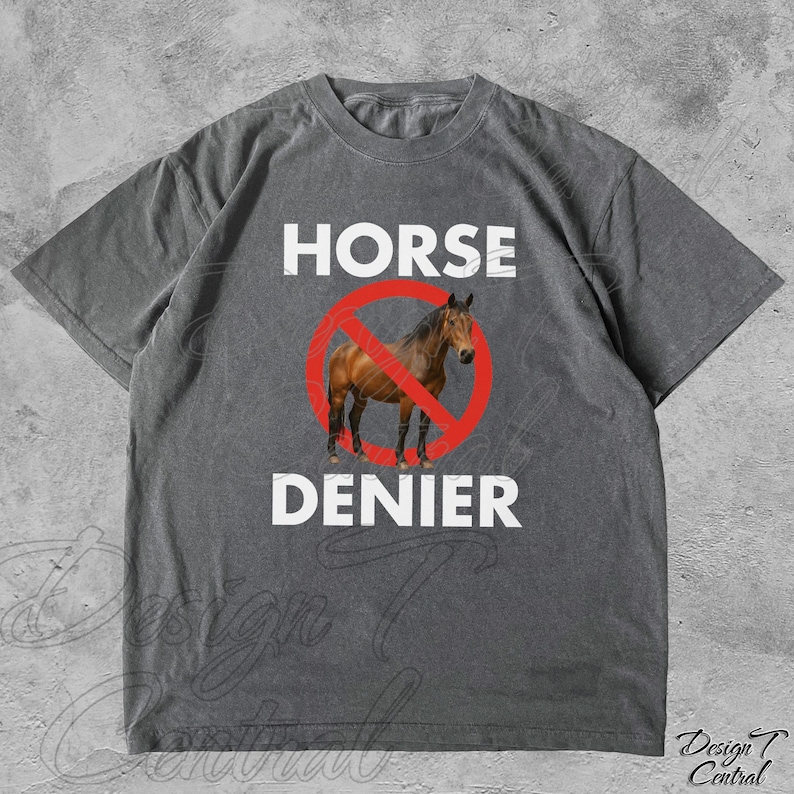 Peut inclure: T-shirt gris avec l'inscription blanche "HORSE DENIER", un cheval marron dans un cercle rouge barr&eacute;. Le t-shirt a des manches courtes et un col rond.