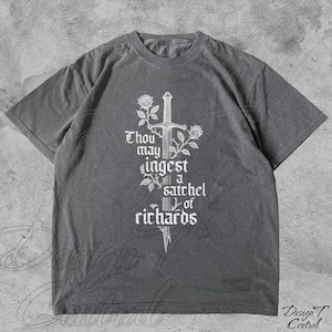 以下が含まれることがあります： 白いグラフィックが特徴のグレーのTシャツ。剣、バラ、そして「Thou may ingest a satchel of richards」というテキストが描かれています。Tシャツはクルーネックと半袖です。デザインは前面の中央に配置されています。