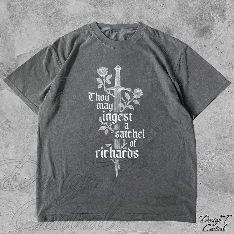 以下が含まれることがあります： 白いグラフィックが特徴のグレーのTシャツ。剣、バラ、そして「Thou may ingest a satchel of richards」というテキストが描かれています。Tシャツはクルーネックと半袖です。デザインは前面の中央に配置されています。