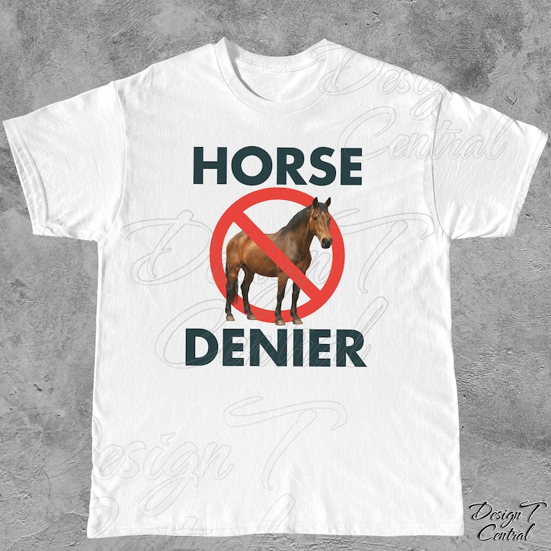 Peut inclure: T-shirt blanc avec l'inscription "HORSE DENIER". Le motif repr&eacute;sente un cheval marron barr&eacute; d'un cercle rouge. Le t-shirt est en mati&egrave;re souple, id&eacute;al pour un usage quotidien.