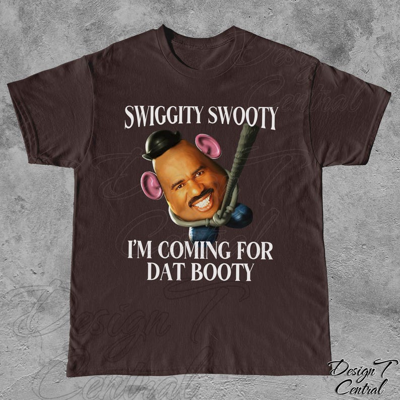 Puede incluir: Una camiseta marr&oacute;n con una imagen de dibujos animados de Mr. Potato Head con el texto "Swiggitty Swooty I'm Coming For Dat Booty".