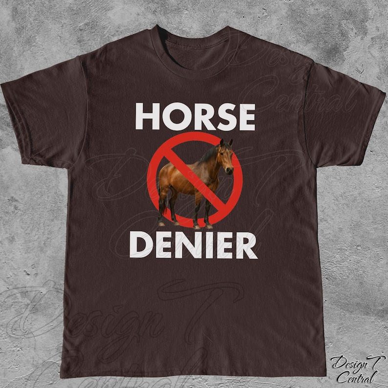 Peut inclure: T-shirt marron avec l'inscription blanche "HORSE DENIER". Un cheval marron est &agrave; l'int&eacute;rieur d'un cercle rouge barr&eacute;. Le t-shirt a un col rond et des manches courtes.