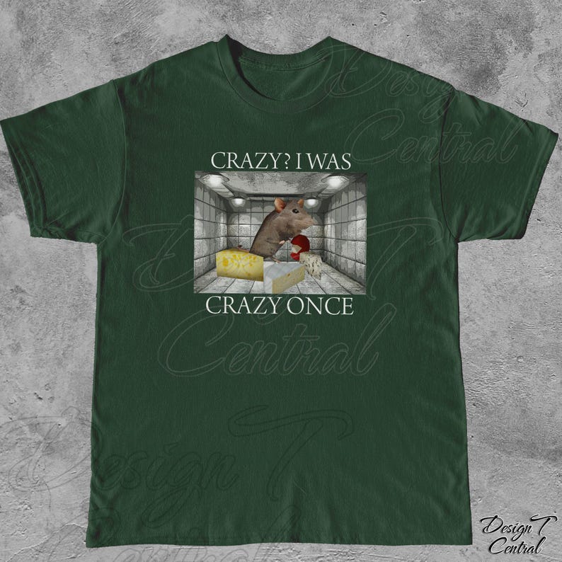 Puede incluir: Camiseta verde oscuro con un gr&aacute;fico de una rata en una habitaci&oacute;n con queso y el texto "CRAZY? I WAS CRAZY ONCE". La rata lleva un guante de boxeo rojo. La camiseta est&aacute; hecha de un material suave.