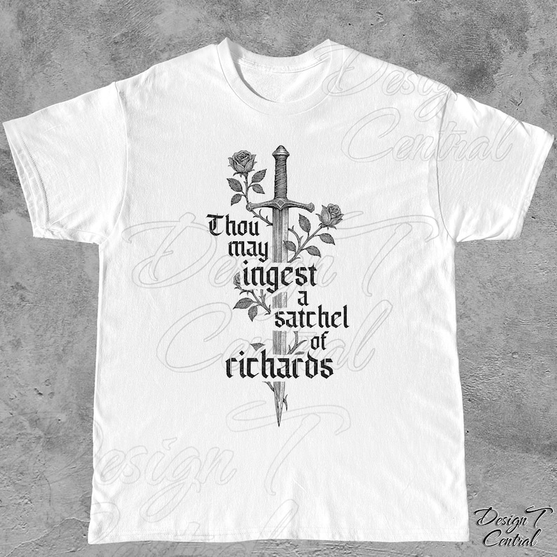 以下が含まれることがあります： 白いTシャツ。黒い剣、バラ、そして「Thou may ingest a satchel of richards」というテキストのグラフィックが特徴です。デザインはシャツの中央に配置されています。