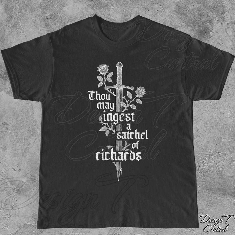 以下が含まれることがあります： 黒いTシャツ。白いグラフィックは剣、バラ、そして「Thou may ingest a satchel of richards」というテキストです。デザインはシャツの中央にあります。シャツはクルーネックと半袖です。
