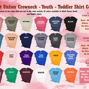 Pu&ograve; includere: Un grafico che mostra 24 colori diversi di magliette disponibili in taglie unisex per adulti, ragazzi e bambini piccoli. I colori includono malva melange, oliva melange, naturale, lampone melange, blu navy melange, nero, blu scuro melange, beige melange, blu navy, blu tempesta melange, grigio scuro, melange atletico, rosso, rosa tenue, viola di squadra, blu reale, oro, blu reale melange, marrone melange, verde kelly, marrone, bianco, blu oceano e arancione.