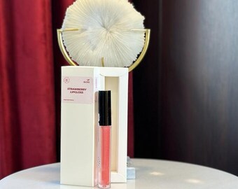 Sweet Strawberry Kiss: Hydrating Lipgloss for a Luscious Shine