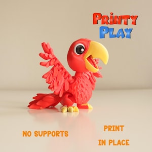 Op de afbeelding: Een rood en gele 3D-geprinte papegaai met uitgespreide vleugels. De papegaai is direct geprint zonder dat er ondersteuning nodig is. De tekst "PRINTY PLAY" staat op de achtergrond.