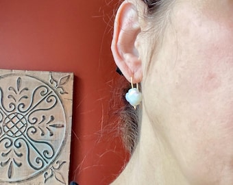 Pendientes de cuentas de trébol blanco con gancho dorado