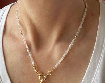 Collar de cuentas de piedra lunar con dije de luna y estrellas bañado en oro de 18 quilates