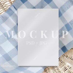 5x7" Boho Blue Picnic Plaid Card Mockup, Minimalista Papelaria Mockup, Moderno Cartão Mockup, Chá de Bebê Mockup, Aniversário Mockup, PSD Mockup