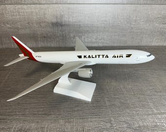 B777-300 ERSF Kalitta Air model airplane 1:200 plastic.