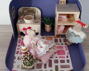 Valigetta stile vintage trasformata in una bellissima casetta per topolino Maileg o bambole simili