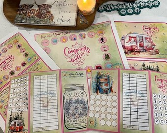 Puede incluir: Un juego de mesa temático de camping imprimible con un esquema de color rosa y verde. El juego incluye un tablero de juego, hojas de puntuación y un frasco con números para reemplazar los dados. El tablero de juego presenta una caravana y el texto "Camping Queen".