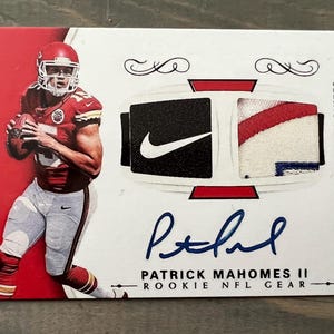 Patrick Mahomes 2017 RP autographe télécopieur 2 écusson imprimé carte de recrue Kansas City Chiefs