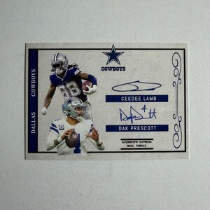 Pode incluir: Um cartão colecionável de futebol do Dallas Cowboys com CeeDee Lamb e Dak Prescott. O cartão tem um fundo branco com detalhes em azul e o logotipo dos Cowboys. O cartão está rotulado como "Autograph Express Dual Threat."