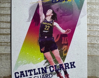 Cartão de novata promocional variante arco-íris da Caitlin Clark, coleção Hot Shot Prospects 2024.