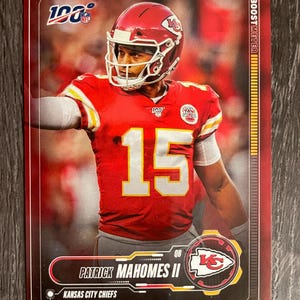 Tarjeta de fútbol americano Play 100 de Patrick Mahomes 2020: Kansas City Chiefs