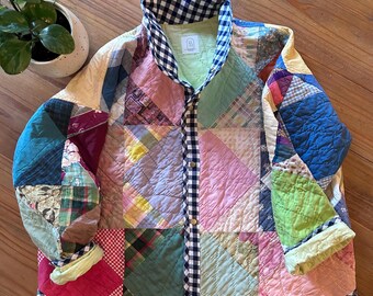 Vintage Steppmantel: Mehrfarbige Patchworkjacke mit dunkelblauer Borte - Size Large