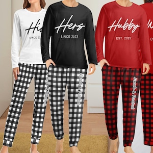 Pijamas para él y para ella con nombre, iniciales y fecha. Pijamas personalizados para parejas. Conjuntos de pijama personalizados para parejas. Regalo de San Valentín.