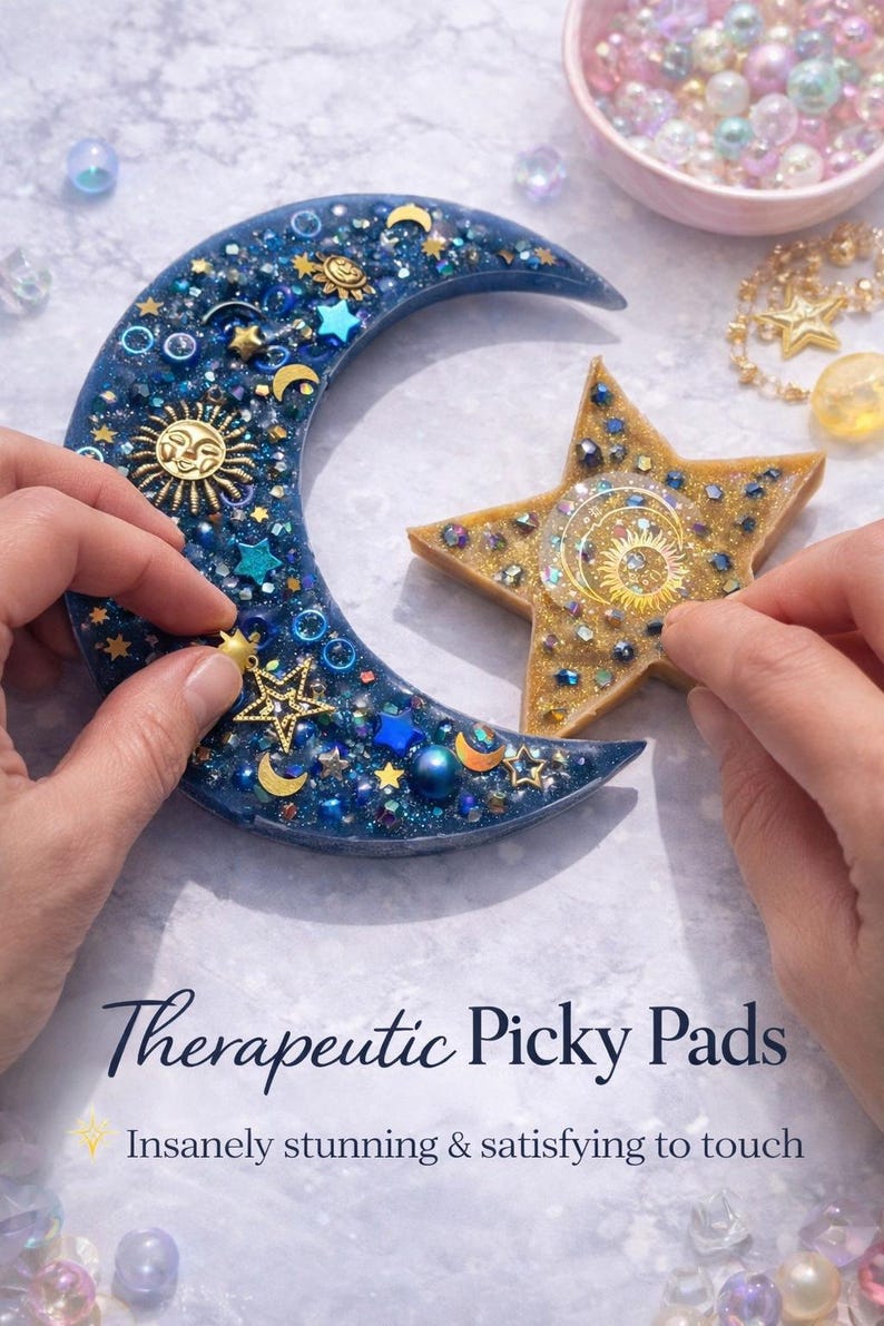 K&ouml;nnte beinhalten: Ein blauer Halbmond und ein goldfarbenes sternf&ouml;rmiges Objekt, beide mit Verzierungen zum Thema Himmel dekoriert. Der Mond und der Stern werden von H&auml;nden gehalten. Der Text "Therapeutic Picky Pads" ist sichtbar.