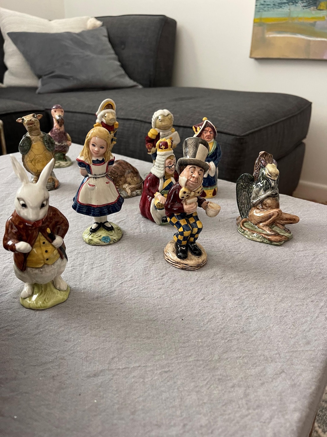 イギリス　陶器　不思議の国のアリス　フィギュリン　Cardew　Beswick 5 BESWICK ALICE IN WONDERLAND FIGURINES BY PAUL CARDEW sold at