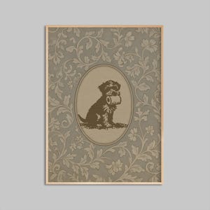Puede incluir: Un grabado enmarcado que muestra un perro marr&oacute;n sosteniendo un rollo de papel higi&eacute;nico. El perro est&aacute; dentro de un marco ovalado, sobre un fondo gris con motivos florales. El marco es de color madera clara.