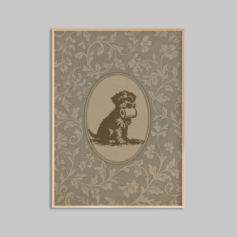 Puede incluir: Un grabado enmarcado que muestra un perro marr&oacute;n sosteniendo un rollo de papel higi&eacute;nico. El perro est&aacute; dentro de un marco ovalado, sobre un fondo gris con motivos florales. El marco es de color madera clara.