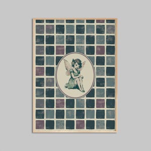 Peut inclure: Impression encadrée avec une illustration de fée dans un cadre ovale. La fée est assise, vêtue d'une robe verte et a des ailes roses. Le fond est un motif de mosaïque de carrés bleus, violets et gris.