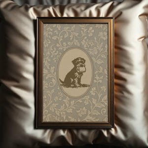 Puede incluir: Una impresi&oacute;n enmarcada que presenta un perro marr&oacute;n sosteniendo un rollo de papel, sobre un fondo con estampado floral. El perro est&aacute; en un marco ovalado, y el marco exterior es de color marr&oacute;n oscuro. La impresi&oacute;n est&aacute; sobre una almohada de sat&eacute;n.