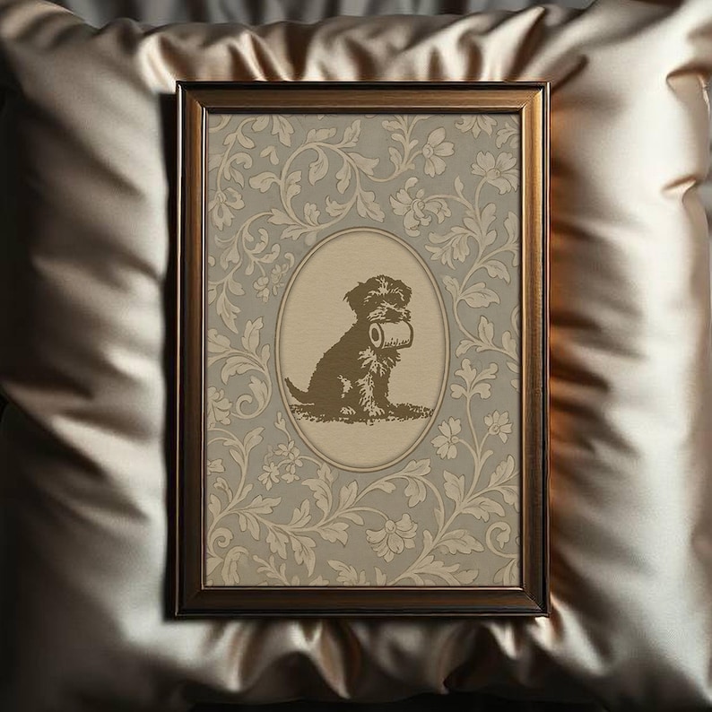 Puede incluir: Una impresi&oacute;n enmarcada que presenta un perro marr&oacute;n sosteniendo un rollo de papel, sobre un fondo con estampado floral. El perro est&aacute; en un marco ovalado, y el marco exterior es de color marr&oacute;n oscuro. La impresi&oacute;n est&aacute; sobre una almohada de sat&eacute;n.