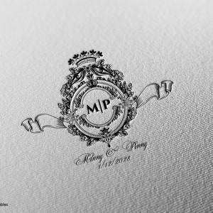 Può includere: Design dello stemma del monogramma con le iniziali "M" e "P" all'interno di una cornice circolare, circondato da elementi floreali e nastri ornati. Il testo "Manny & Pinny" e la data "1/12/2028" sono in basso. Il logo "My Lovely Printables" è in basso.