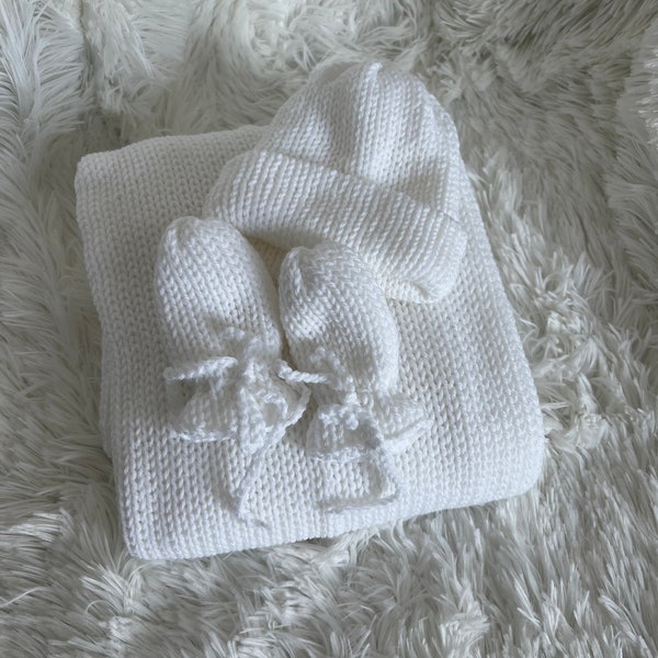 White Baby Gift Set: Baby Blanket, Baby Hat, Baby No-Scratch Mittens