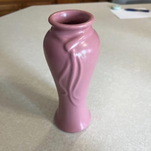 Vintage 1996 HAEGER Pottery Pink Mauve Embossed Ribbons Vase Made in USA 8.25” Tall