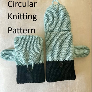 Könnte beinhalten: Ein Paar fingerlose Strickhandschuhe in Tealblau und Schwarz mit je einem Knopf. Die Handschuhe haben einen umklappbaren Bund und ein Daumenloch. Der Text "Circular Knitting Pattern" ist über den Handschuhen sichtbar.