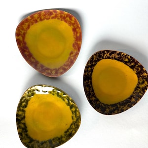 Vintage enamel bowls, set of 4 | Mid-century serving bowls, colorful | Retro kitchen decor | 60s 70s enamelware metal | GDR / Bauhaus