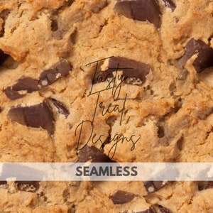 Könnte beinhalten: Nahaufnahme eines Schokoladen-Chip-Kekses mit einer braunen, strukturierten Oberfläche und dunklen Schokoladenstückchen. Der Text "Tasty Treat Designs" und "SEAMLESS" ist auf dem Keks sichtbar.