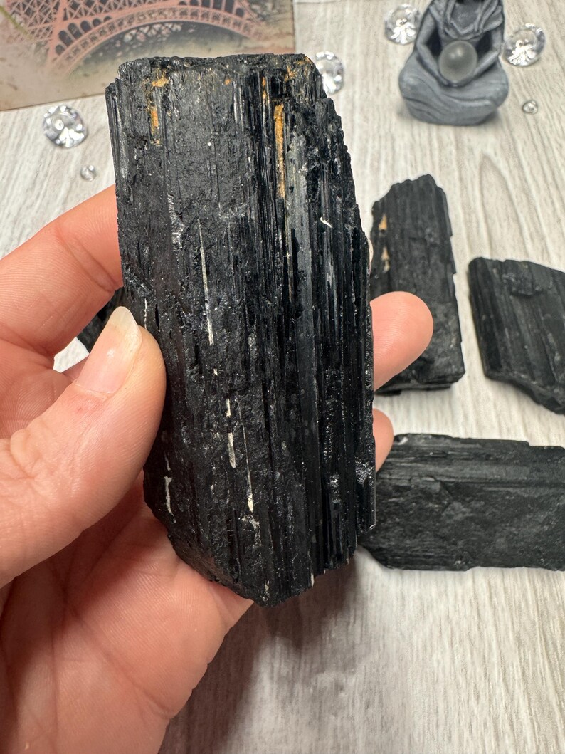 Puede incluir: Puntos de cristal de turmalina negra, tambi&eacute;n conocidos como Schorl, son una opci&oacute;n popular para la conexi&oacute;n a tierra y la protecci&oacute;n. Estos cristales son naturalmente negros con una textura estriada.