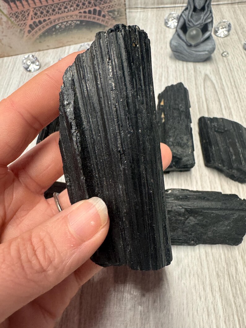 Puede incluir: Puntos de cristal de turmalina negra, tambi&eacute;n conocidos como schorl, son una opci&oacute;n popular para la conexi&oacute;n a tierra y la protecci&oacute;n. Estos cristales son naturalmente negros y tienen una textura estriada, casi como de madera.