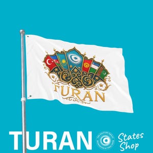 Könnte beinhalten: Eine weiße Flagge mit dem Wort "TURAN" in goldener Schrift. Die Flagge zeigt ein Design mit mehreren Flaggen und dem Text "TURK DEVLETLERI TESKILATI ORGANIZATION OF TURKIC STATES". Der Hintergrund ist einfarbig türkis.